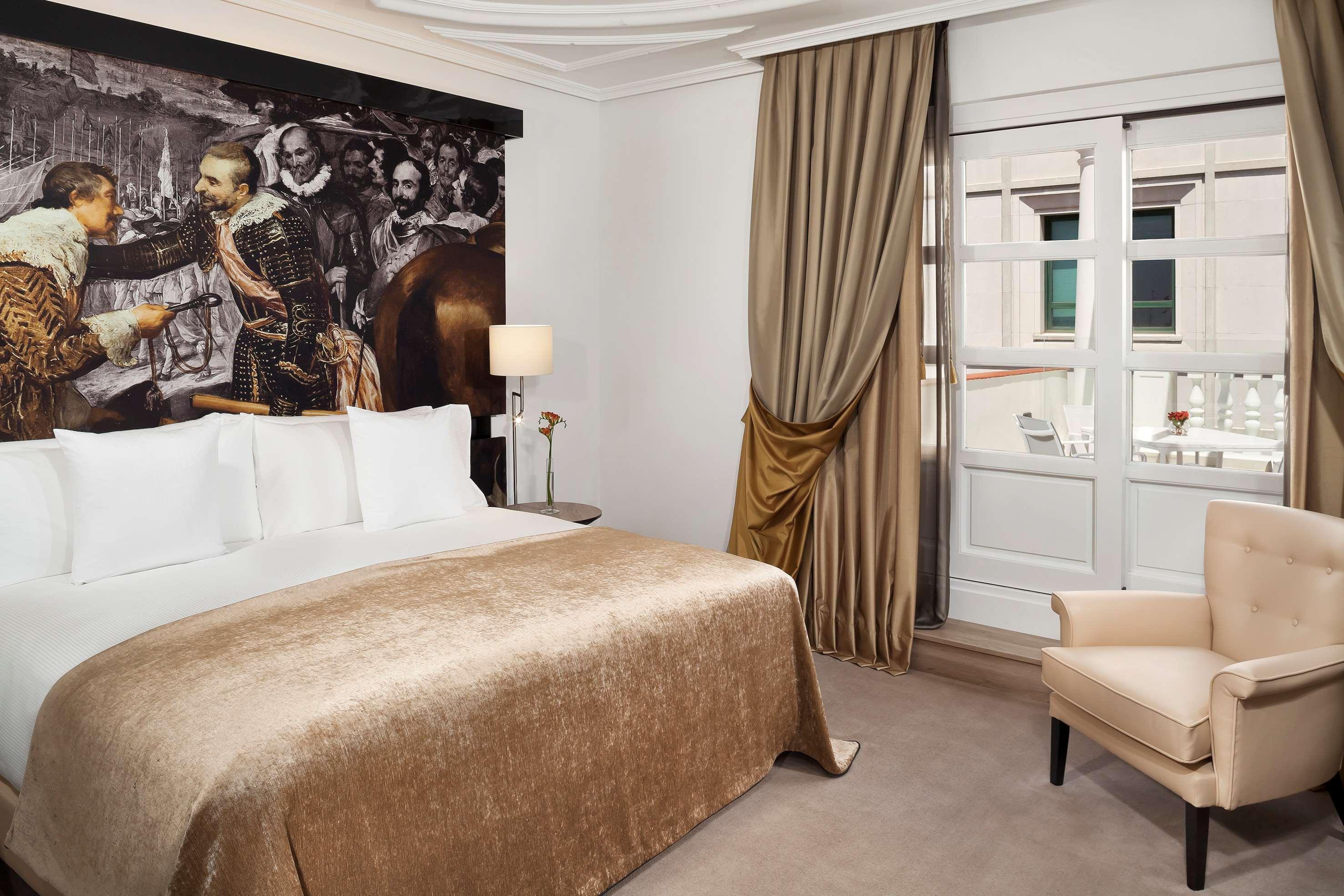 Palacio De Los Duques Gran Melia - The Leading Hotels Of The World Мадрид Экстерьер фото A bedroom at the Mandarin Oriental, Paris