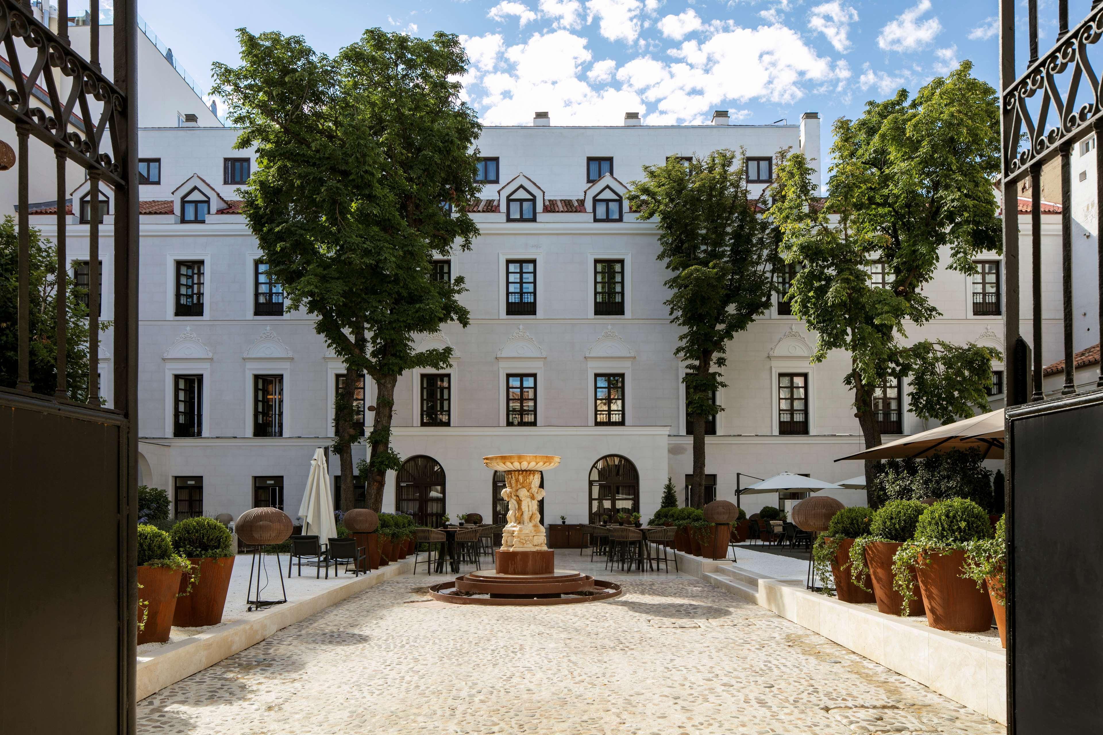 Palacio De Los Duques Gran Melia - The Leading Hotels Of The World Мадрид Экстерьер фото The courtyard of the hotel