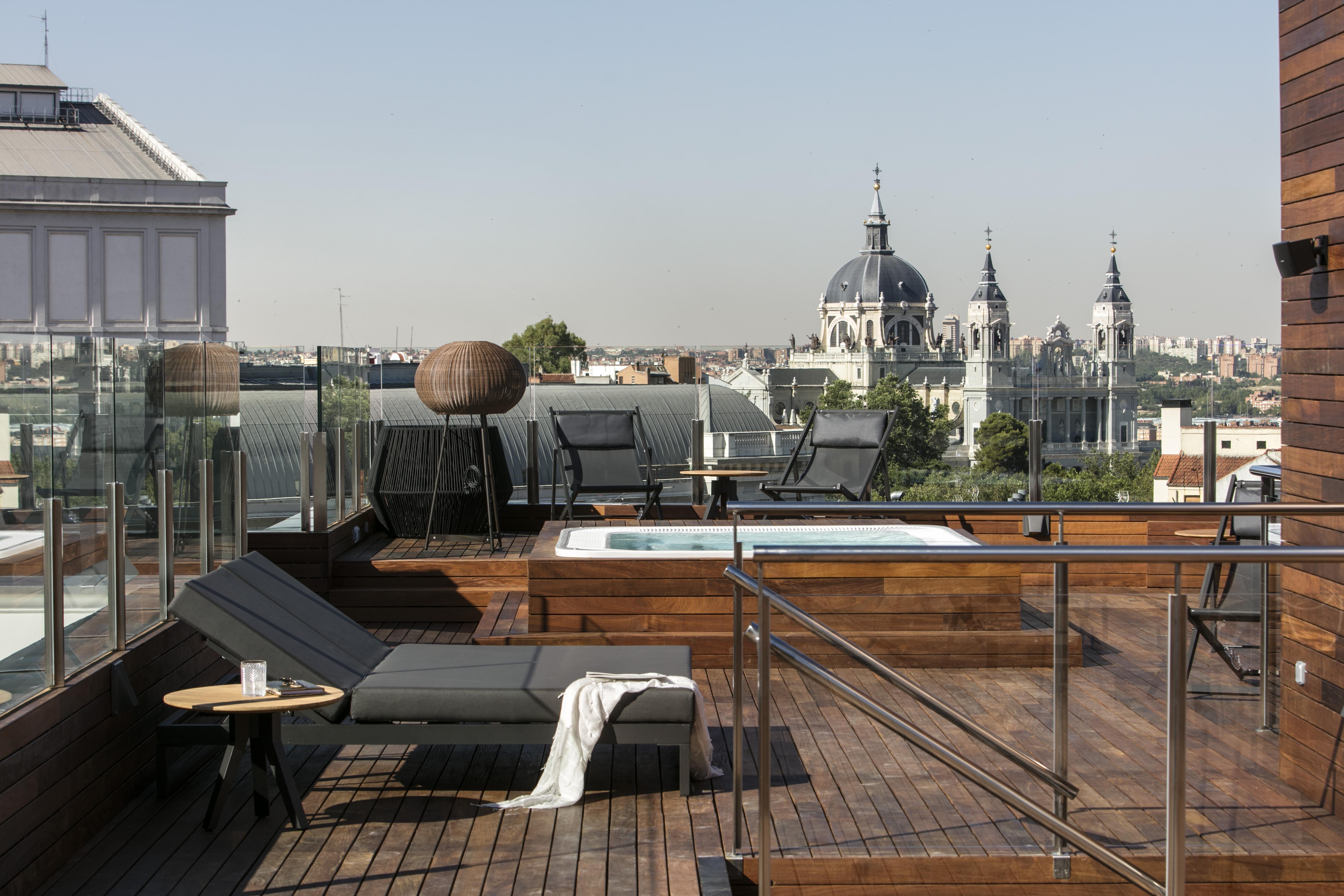 Palacio De Los Duques Gran Melia - The Leading Hotels Of The World Мадрид Экстерьер фото Rooftop pool at the Hotel ME Madrid